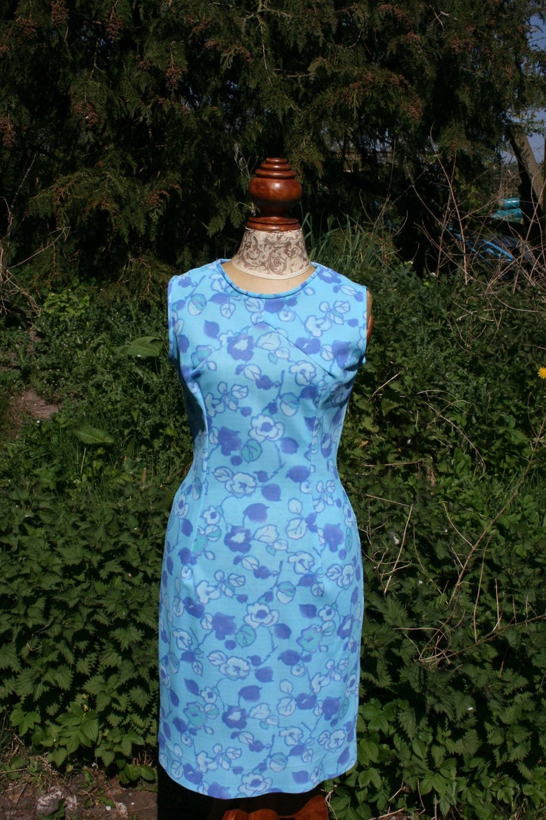 size 12 14 Devonshire Lady vintage mod gogo sleeveless dress 1970s 38 bust Blue Crimplene floral dress