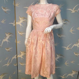 Vintage 1950er Jahre rosa Jacquard Abendkleid, Größe 8- 10, Größe 35 cm, Taille 74 cm