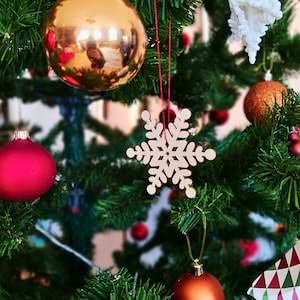 Ornamenti natalizi in legno tagliato al laser, set di ornamenti con fiocchi di neve in legno non finiti per albero di Natale e decorazioni per la casa delle vacanze, artigianato fai da te per bambini