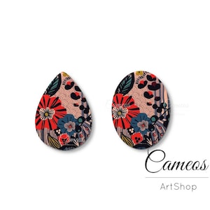 Puede incluir: Un par de pendientes en forma de lágrima con un estampado floral colorido. Los pendientes están hechos de un material marrón claro y tienen un fondo blanco con flores rojas, azules y verdes.