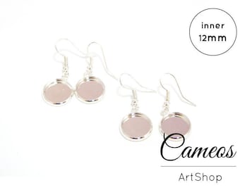 Puede incluir: Blancos de pendientes de plata con un diámetro interior de 12 mm. Los pendientes son redondos y tienen un acabado liso y pulido. Los pendientes son perfectos para añadir tu toque personal con abalorios, cuentas u otros adornos.