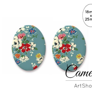 Op de afbeelding: Twee ronde, blauwe en witte, met bloemen geprinte cameo-oorbellen, 18 mm x 25 mm.
