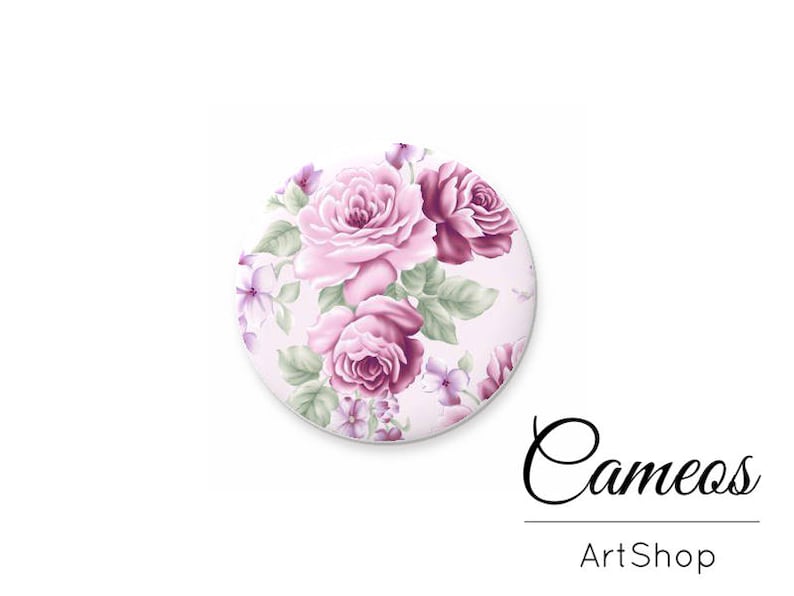 Puede incluir: Un camafeo redondo blanco con un dise&ntilde;o floral de rosas rosas y moradas y hojas verdes. El camafeo tiene un fondo blanco y es perfecto para a&ntilde;adir un toque de elegancia a cualquier espacio.