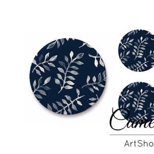 Op de afbeelding: Drie ronde onderzetters met een donkerblauwe achtergrond en een wit bladmotief. De onderzetters zijn te koop bij Cameos ArtShop.
