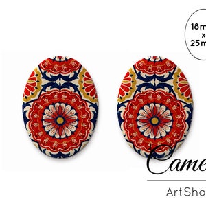 Può includere: Due cammei ovali con un vivace motivo floreale in rosso, blu navy, crema e oro. I cammei misurano 18 mm x 25 mm. Le parole "Cameos" e "ArtShop" sono scritte in corsivo.