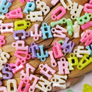 100 piezas de dijes iniciales y letras del alfabeto colgantes Diy Kits, cuentas doradas del alfabeto, regalo para ella como collar con letras o pulsera de la amistad