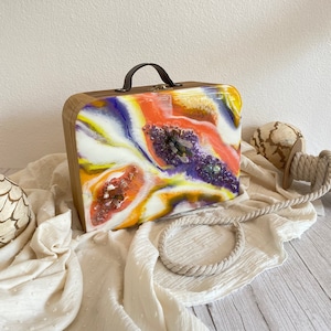 Mala de madeira com cristais, Mala de viagem decorativa com detalhe em resina e cristais