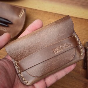 Portatarjetas de cuero EDC / Horween Chromexcel / Cartera de tarjetas de crédito / Cartera minimalista con solapa