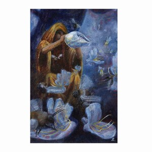 Peut inclure: Une peinture représentant une personne vêtue d'une robe jaune soufflant dans un coquillage. La personne est entourée de fleurs bleues et de papillons blancs. L'arrière-plan est bleu foncé.