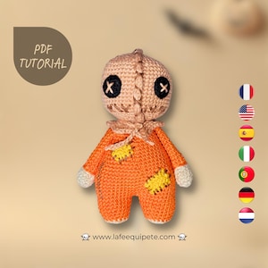 Peut inclure: Patron de poupée amigurumi au crochet pour une poupée cousue avec des vêtements orange et jaunes. La poupée a des yeux noirs avec un X cousu sur chaque œil. Le patron est disponible en plusieurs langues. Le texte sur l'image est "PDF TUTORIAL" et "www.lafeeequipete.com".