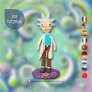 Può includere: Schema all'uncinetto per una bambola amigurumi di Rick Sanchez. La bambola è in piedi su una piattaforma viola con un disco dorato. Lo schema è disponibile in più lingue. Il testo sull'immagine dice "PDF TUTORIAL" e "www.lafeeequipete.com".