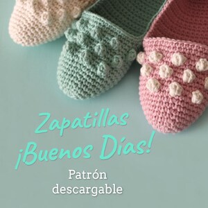 Puede incluir: Tres pares de zapatillas de crochet en beige, verde claro y rosa con detalles en crochet blanco. Las zapatillas están sobre una superficie azul claro. El texto "Zapatillas ¡Buenos Dias! Patrón descargable piper y mint" está escrito debajo de las zapatillas.