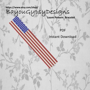 Puede incluir: Un brazalete con patrón de telar con un diseño de bandera estadounidense. El patrón es para un brazalete rojo, blanco y azul. El texto en la imagen dice "Bayou Gypsy Designs Loom Pattern Bracelet PDF Instant Download".