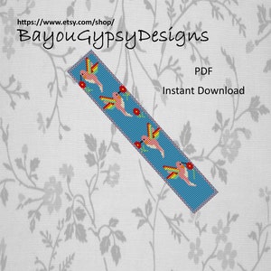 Peut inclure: Un motif de perles pour un bracelet avec un motif répétitif de colibris colorés sur fond bleu. Le motif est disponible en téléchargement PDF instantané. PDF Téléchargement instantané.