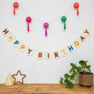 Bandeirinhas de Feliz Aniversário. Bandeirinhas de Celebração Personalizadas. Guirlanda de Festa Colorida para Decoração Infantil. Arco-íris, Pastel, Selva, Neutro