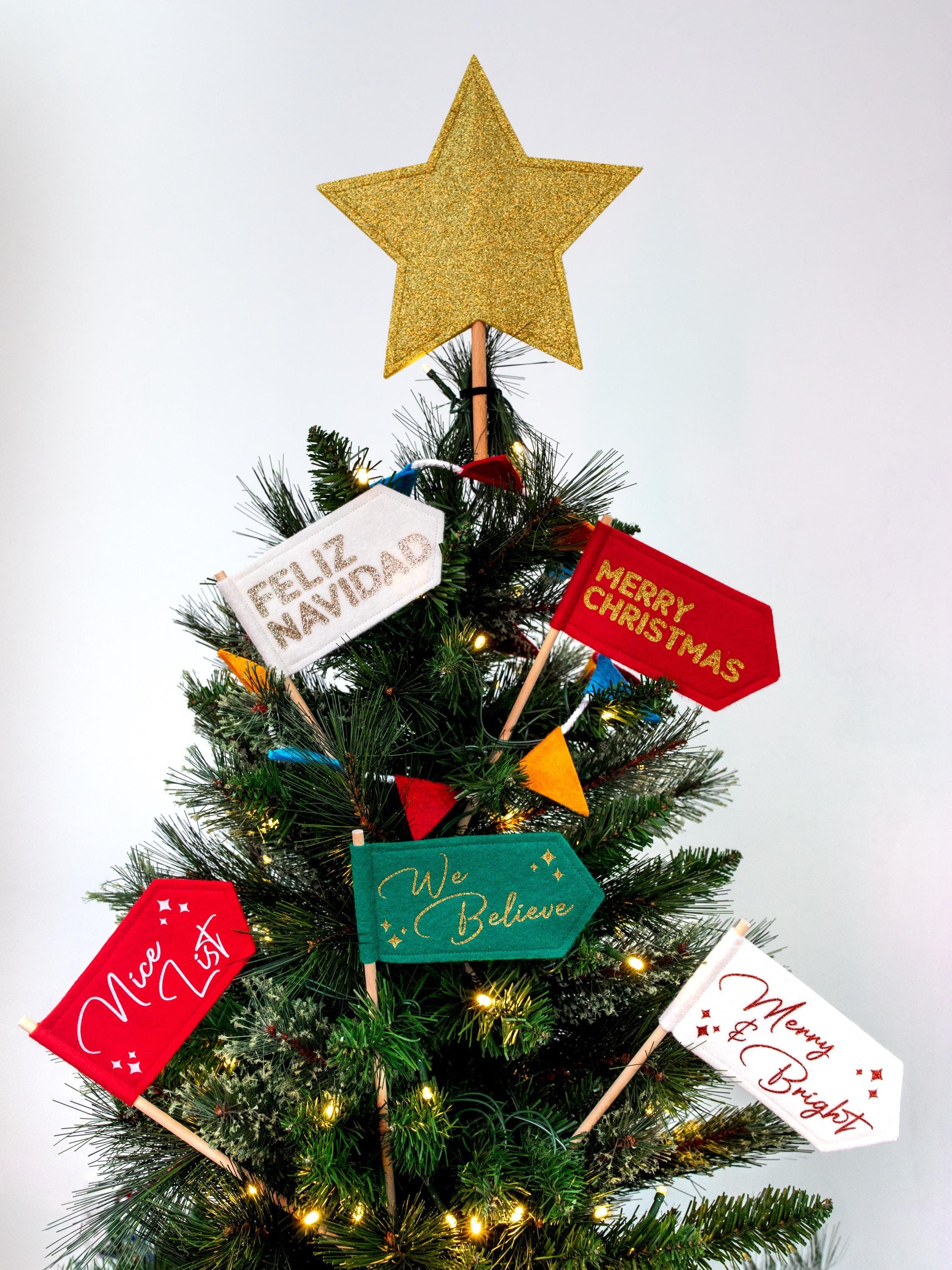 キラキラ輝くクリスマスフラッグ。クリスマスツリーのデコレーションを