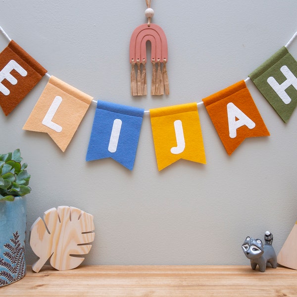 Gepersonaliseerde naam Bunting. Voelde kinderkamer decor. Aangepaste slinger muur opknoping. Regenboog, pastel, jungle, neutrale kleurkeuzes.