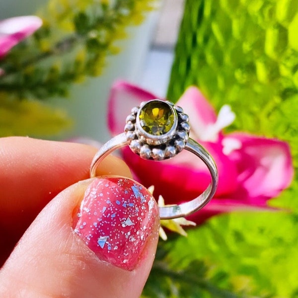 Sterling Silver 925 Lovely Peridot Gemstone Ring Size 7 #130