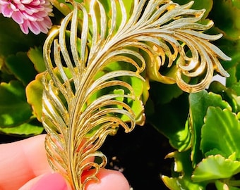 Vintage Trifari Gold Tone Large Feather Pin brooch #200