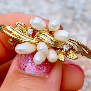Vintage Gold Tone Baroque Freshwater Pearls Delicate Pin Brooch #568