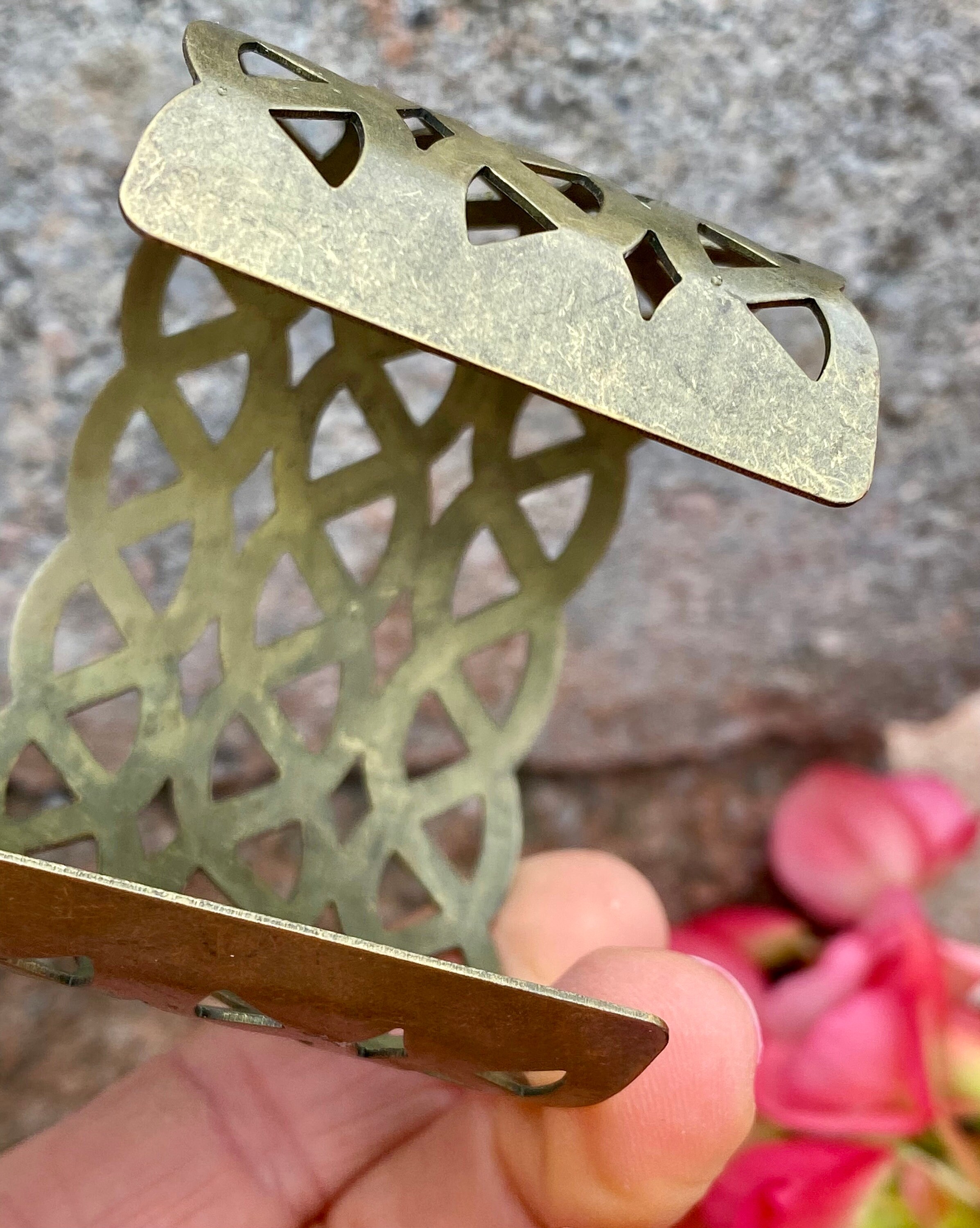 BRACELET MANCHETTE EN Laiton Ouvert Orné de Volutes Signé CCB Vintage EUR 24,00 - FR BRACELET MANCHETTE EN Laiton Ouvert Orné de Volutes Signé CCB Vintage EUR 24,00 - FR