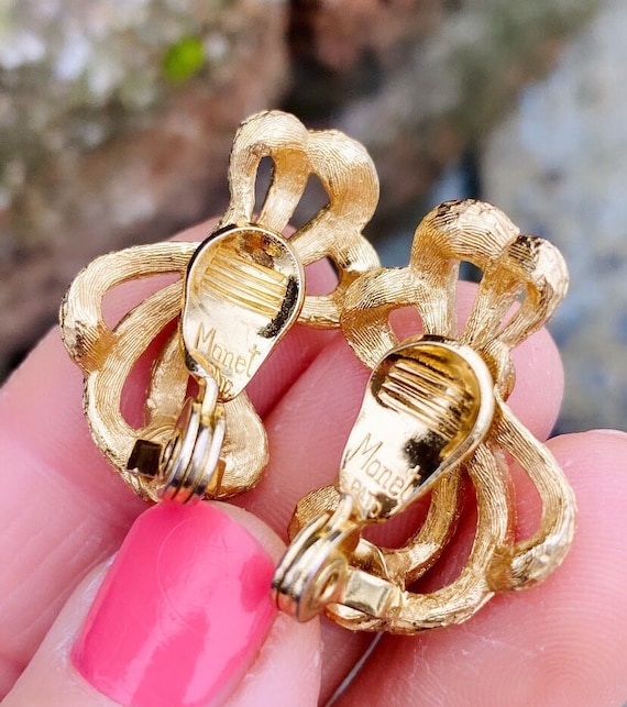 Vintage Monet Textured Gold Tone Ribbon Bow Clip on Earrings  display picture 2
