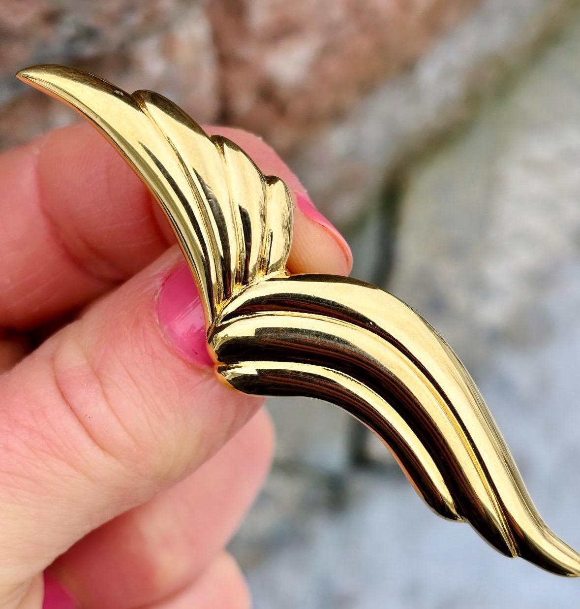Beautiful Monet Gold Tone Seagull Bird Shape Pin Brooch