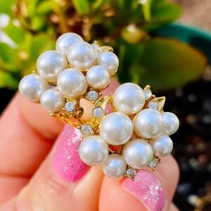 Signed Evco Gold Tone Faux Pearls/ Rhinestone’s Clip On Earrings #150