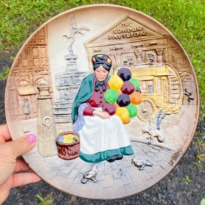 Royal Doulton Assiette #194 The Old Balloon Seller Lady