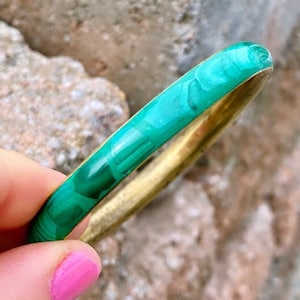 Vintage Banded Green Malachite Inlay Brass Bangle Bracelet #499