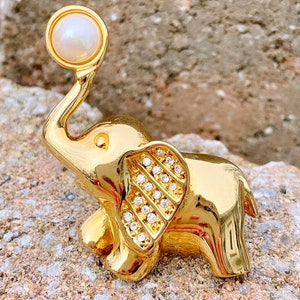 Lovely vintage gold tone faux pearl clear rhinestones elephant pin brooch #496