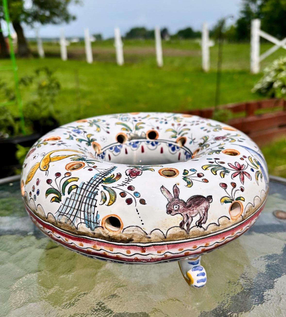 Vase ancien en céramique décor fleuri estampillé ecni