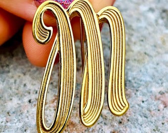 Vintage Monet Textured Gold Tone Fringed Wave M Monogram Ribbon Pin Brooch #520