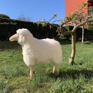 Sheep, white fur, pine wood - Schaf, weisses Fell, Kiefer - Mouton, fourrure blanche, bois de pin - For outdoor and indoor