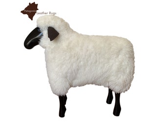 small sheep, white fur, black wood, Schaf, klein, weisses Fell, schwarzes Holz, petit mouton, fourrure blanche, bois noir