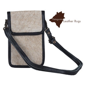 Cowhide Smartphone Case - Cowhide Smartphone Case- Etui pour smartphone en peau de vache - Smartphone Hülle aus Kuhfell