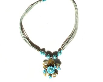 Vintage y2k turquoise chunky statement necklace with pearly beaded flower pendant.