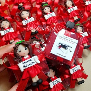 Bomboniere Laurea in Scienze dell'educazione. Bamboline in fimo, polimeryclay.