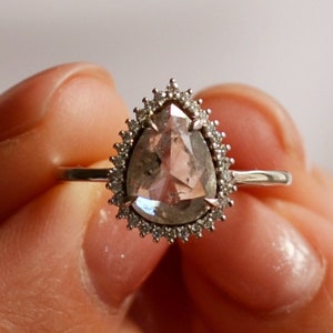Peer geslepen halo ring Grijze diamanten ring Alternatieve peper en zout diamanten ring afbeelding 1