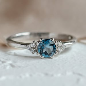 Bague de fiançailles avec topaze bleue de Londres, bague en grappe de pierres précieuses en or 14 carats avec diamants