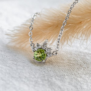 Peridot birthstone necklace in White gold, Diamond and Peridot necklace