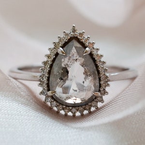 Peer geslepen halo ring Grijze diamanten ring Alternatieve peper en zout diamanten ring afbeelding 2