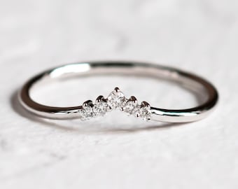 Geschwungener Goldring mit 5 Diamanten, Minimalistischer Diamant-Ehering