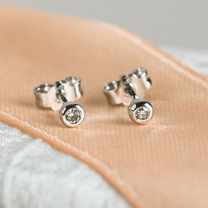 Teeny tiny stud earrings, Tiny stud earrings set, Small gold studs, Unique dainty earrings imagem 1