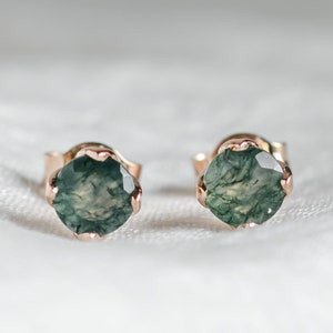 Kleine studs van mosagaat, oorbellen van mosagaat, sieraden van natuurlijke mosagaat