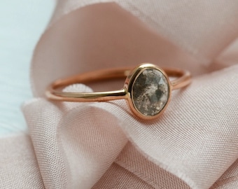 Anillo sencillo de oro rosa, anillo ovalado de diamantes sal y pimienta, anillo de compromiso geométrico
