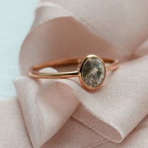 Anillo sencillo de oro rosa, anillo ovalado de diamantes sal y pimienta, anillo de compromiso geométrico