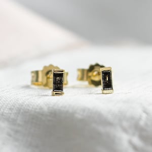 極小バゲット ソルト&ペッパー ダイヤモンド スタッド、極小バゲットカット ダイヤモンド スタッド、幾何学模様のグレー ダイヤモンド イヤリング