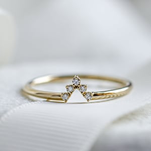 Five diamond ring, Curved wedding band, Diamond crown ring