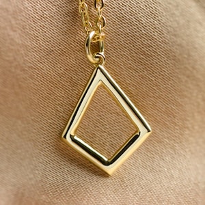 Minimalist Kite Shaped Pendant Necklace, 14K Solid Gold Dainty Chain, Unique Geometric Jewelry, Everyday Delicate Necklace